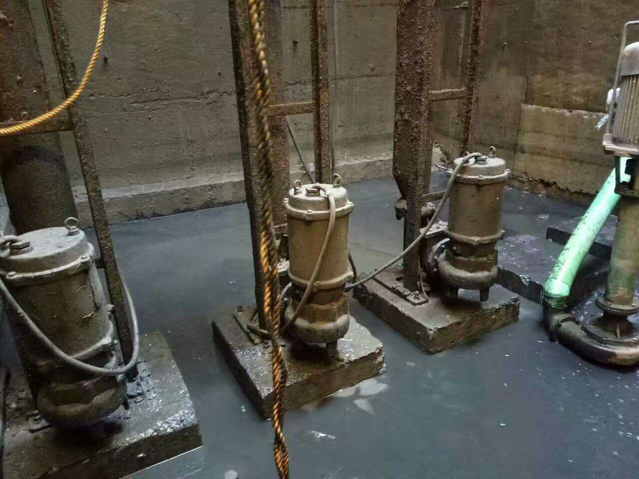 桑日污水池清理