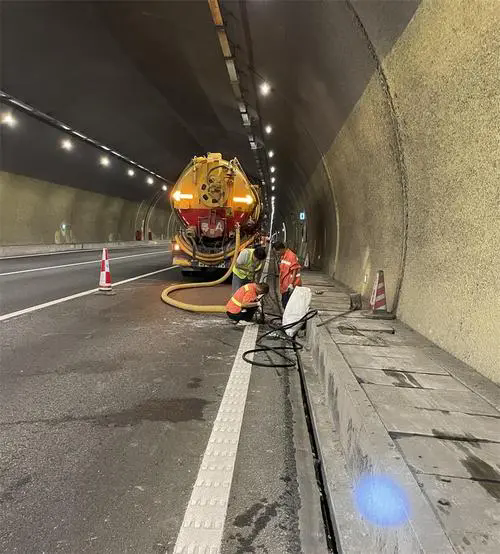 桑日隧道排水渠清淤